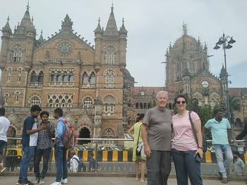 Cultural Tour of Mumbai: Caves, Markets, and Art Experiences