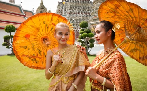 Thai Costume Walking Tour at Wat Arun in Bangkok