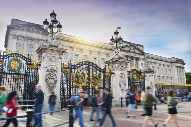 Buckingham Palace Visit & Changing of the Guard Walking Tour