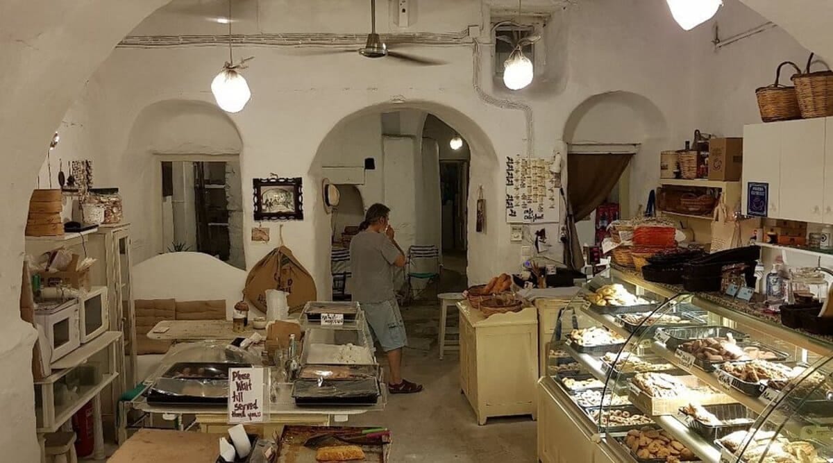 Innenraum einer traditionellen Bäckerei auf Mykonos mit frischen Backwaren und authentischem griechischem Gebäck