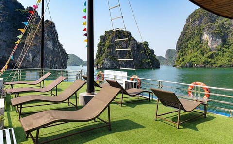 Ha Long Bay Day Tour: Cruise, Kayaking, and Island Visit