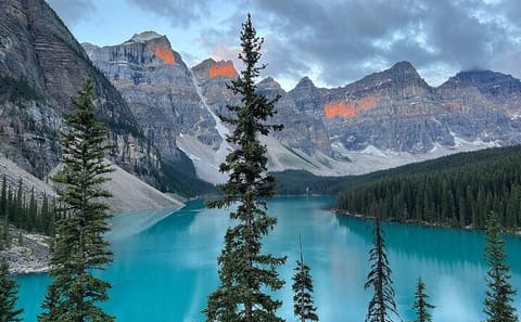Shuttle Tour from Canmore to Lake Louise and Moraine Lake