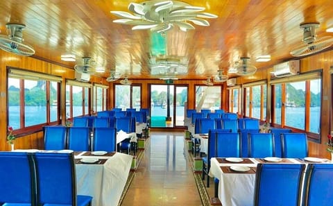 Halong Bay 6-Hour Budget Boat Tour with Lunch and Guide
