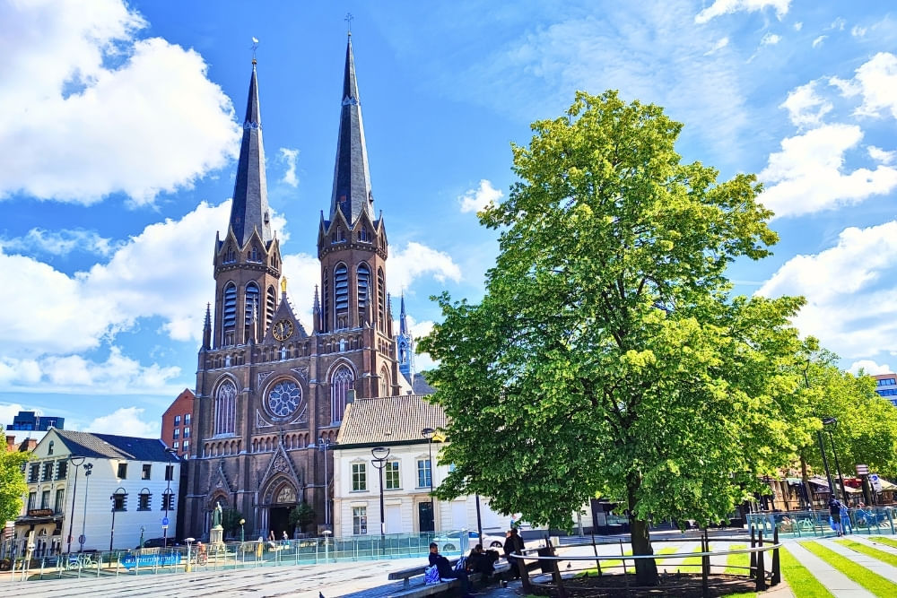 Photo during the Tilburg scavenger hunt City Detective passing the Heuvel square. 