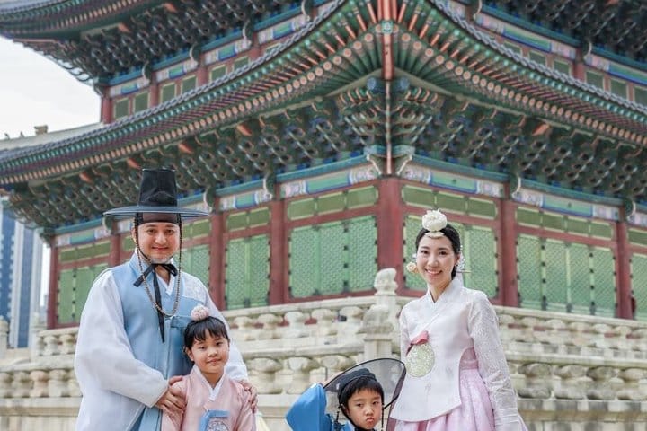Korea hanbok private photoshoot in gyeongbokgung palace (family/group)
