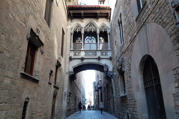 Gothic Quarter and Ramblas Walking Tour with Boat Trip in Barcelona