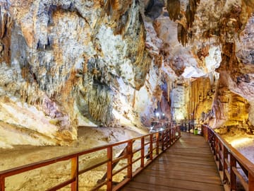 Paradise Cave and Mooc Spring Guided Tour from Dong Hoi
