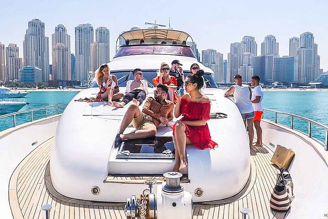 Recorrido en yate compartido por Dubai Sky Walker con barbacoa en vivo y bebidas