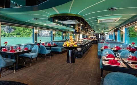 Luxury Day Trip to Halong Bay from Hanoi with Cruise and Activities