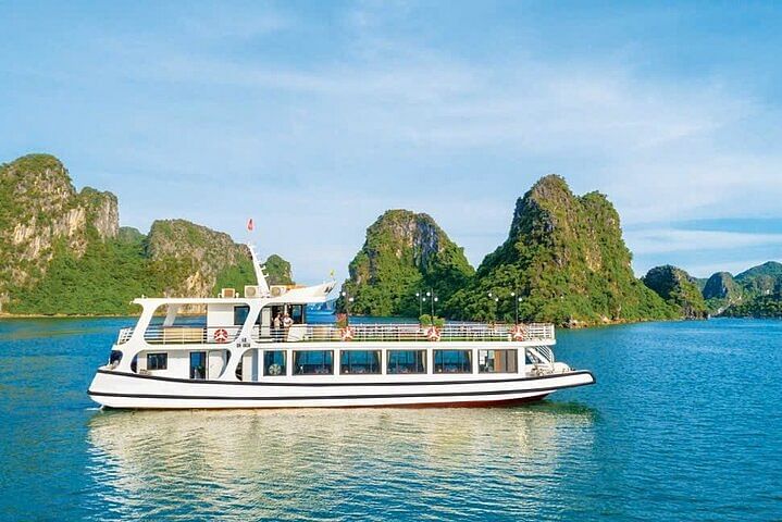 Luxury Day Cruise Experience in Halong Bay with Scenic Highlights