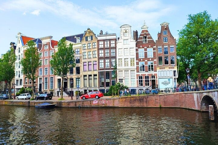 Perspective of the Amsterdam canals during the Amsterdam puzzle adventure