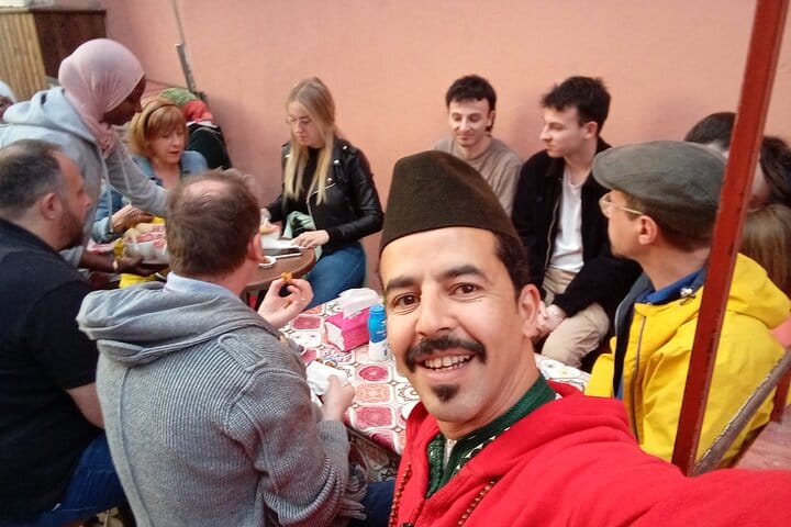 Flavor Profile: Harira boasts a complex and comforting flavor. It is earthy from the lentils and chickpeas, slightly tangy from the tomato base, savory from the optional meat.