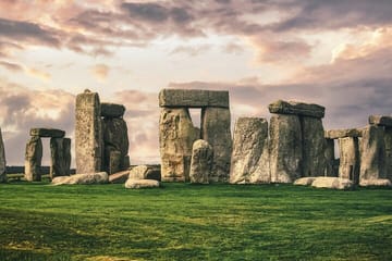 Stonehenge Day Trip from London with Guided Tour