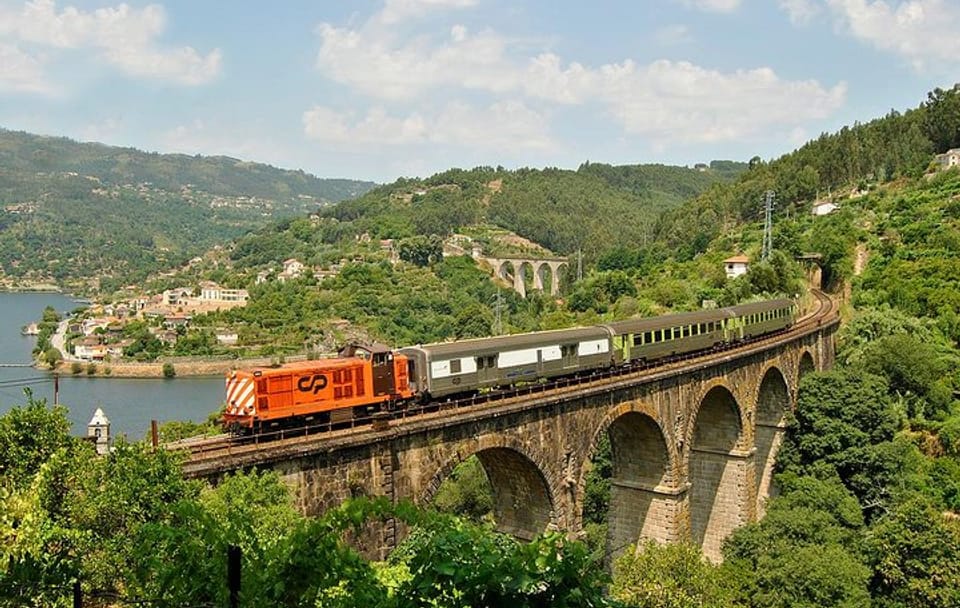 Boat Trip to Régua Through the Douro Valley with Breakfast and Lunch