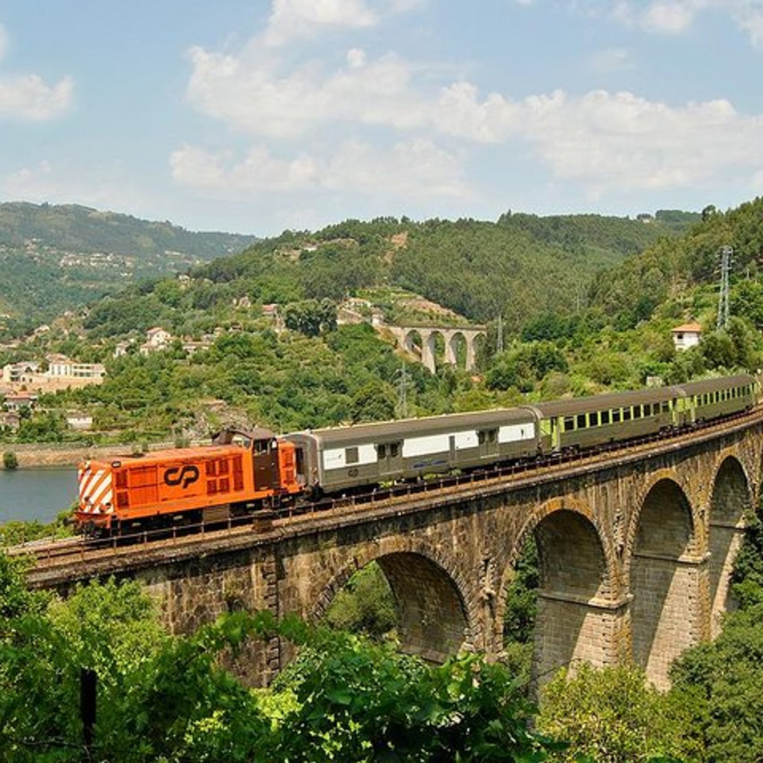 Boat Trip to Régua Through the Douro Valley with Breakfast and Lunch