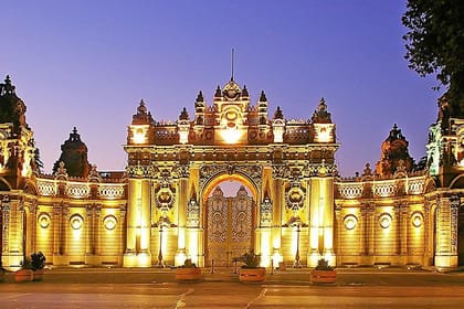 Istanbul Two Continents Tour Including Dolmabahçe Palace and Bosphorus Sightseeing Cruise