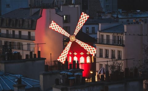 Montmartre Walking Tour with Street Art and Drink Tasting