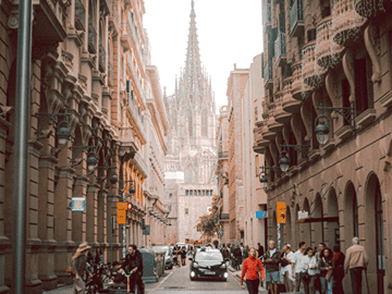 Barcelona Old City Walking Tour + 1H Boat Cruise