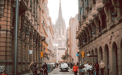 Barcelona Boat Cruise & Guide Walking Tour With Twist