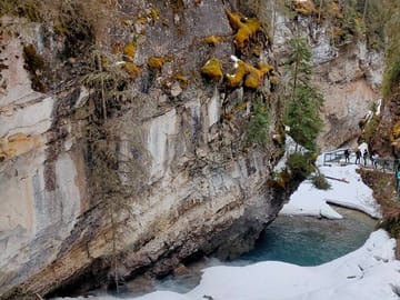 Lake Louise and Johnston Canyon Icewalk Tour from Banff