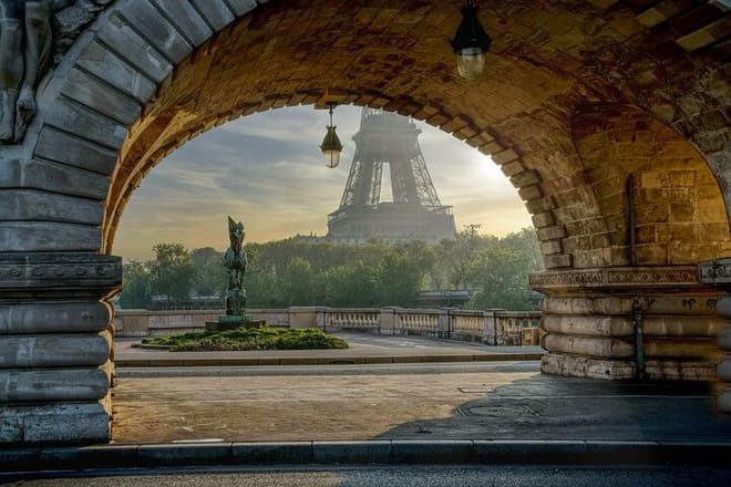 Electric bike rental in Paris 8