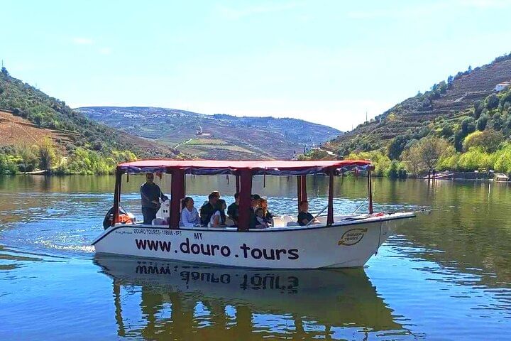 1h Boat Tour with Guide and Glass of Port wine offered