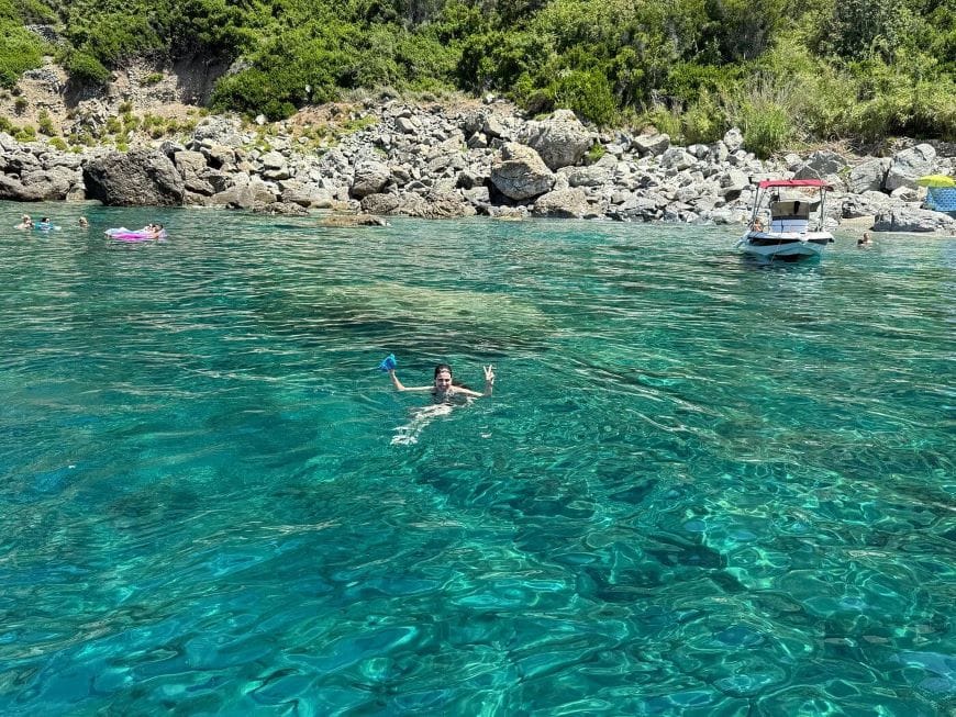 Personne nageant dans les eaux cristallines de la Costa Viola