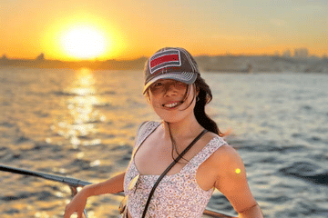 Bosphorus Yacht Tour with Wine and Live Music in Istanbul