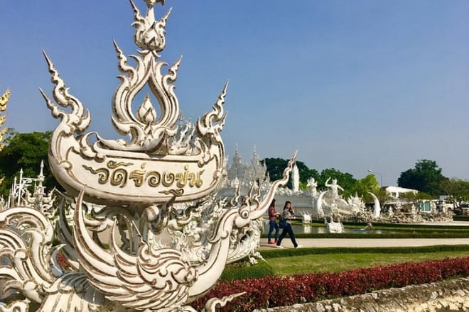 Chiang Mai-Chiang Rai: White-Blue Temple-Black Musuem-Golden Triangle-Boat Trip Mekong River-Karen Village 7