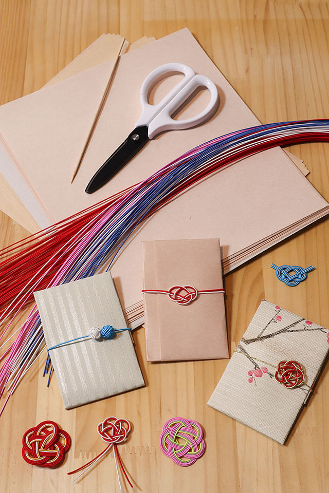 Learn how to easily create traditional Japanese crafts in just one hour.