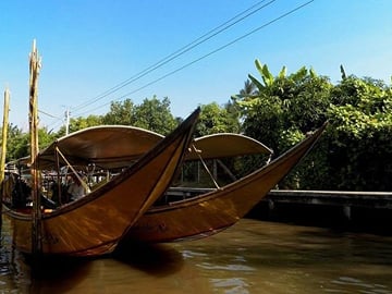Private Damnoen Saduak Floating Market & Maeklong Train Market Tour