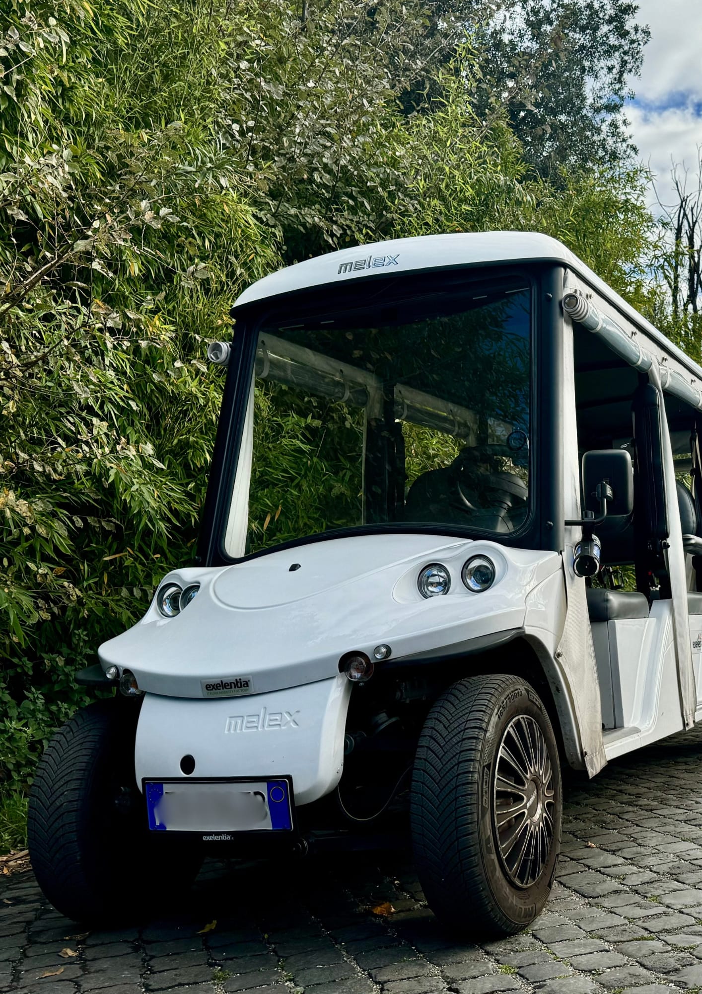 A distinguished route through harmonious landscapes and centuries-old traces that tell the city’s most authentic story.