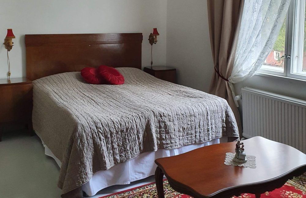 One of the bedrooms of the Neitsytniemi manor house