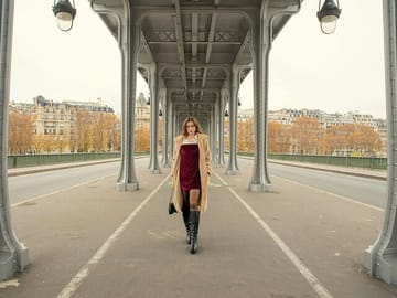 Photoshoot Walking Tour at Bir-Hakeim Bridge in Paris