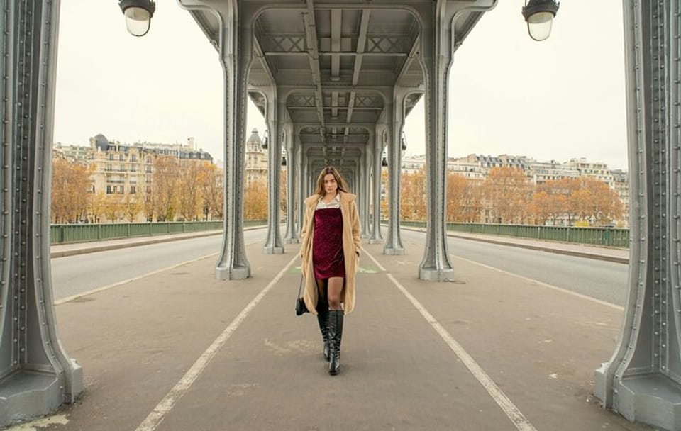 Photoshoot Walking Tour at Bir-Hakeim Bridge in Paris