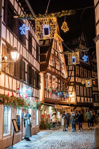 Uma ruela da Petite France enfeitada para o Natal.