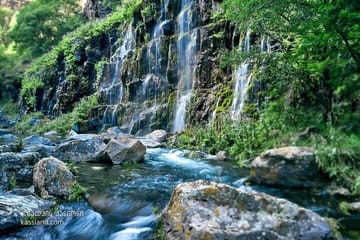 Dashbashi Canyon. The village of Asureti and Didgori monument.