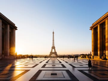 Eiffel Tower Guided Tour with Summit Access in Paris