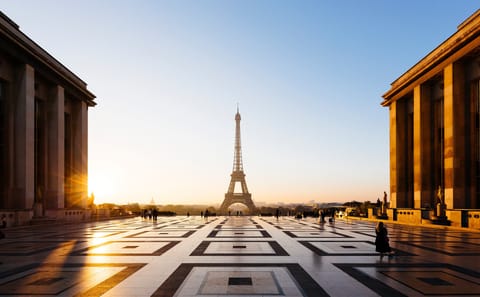 Eiffel Tower Guided Tour with Summit Access in Paris