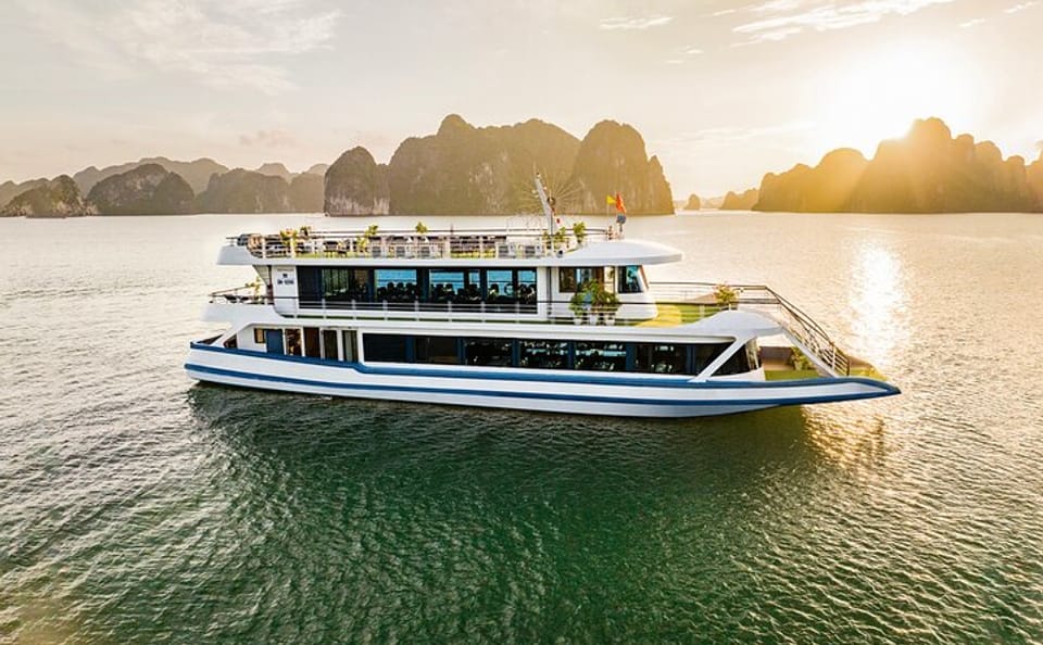 Luxury Day Cruise with Kayaking in Halong Bay from Hanoi