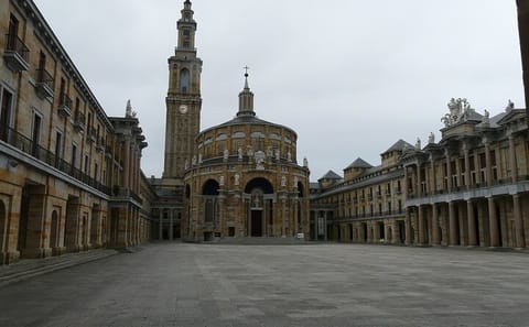 Cimadevilla Walking Tour: Art and History in Gijón