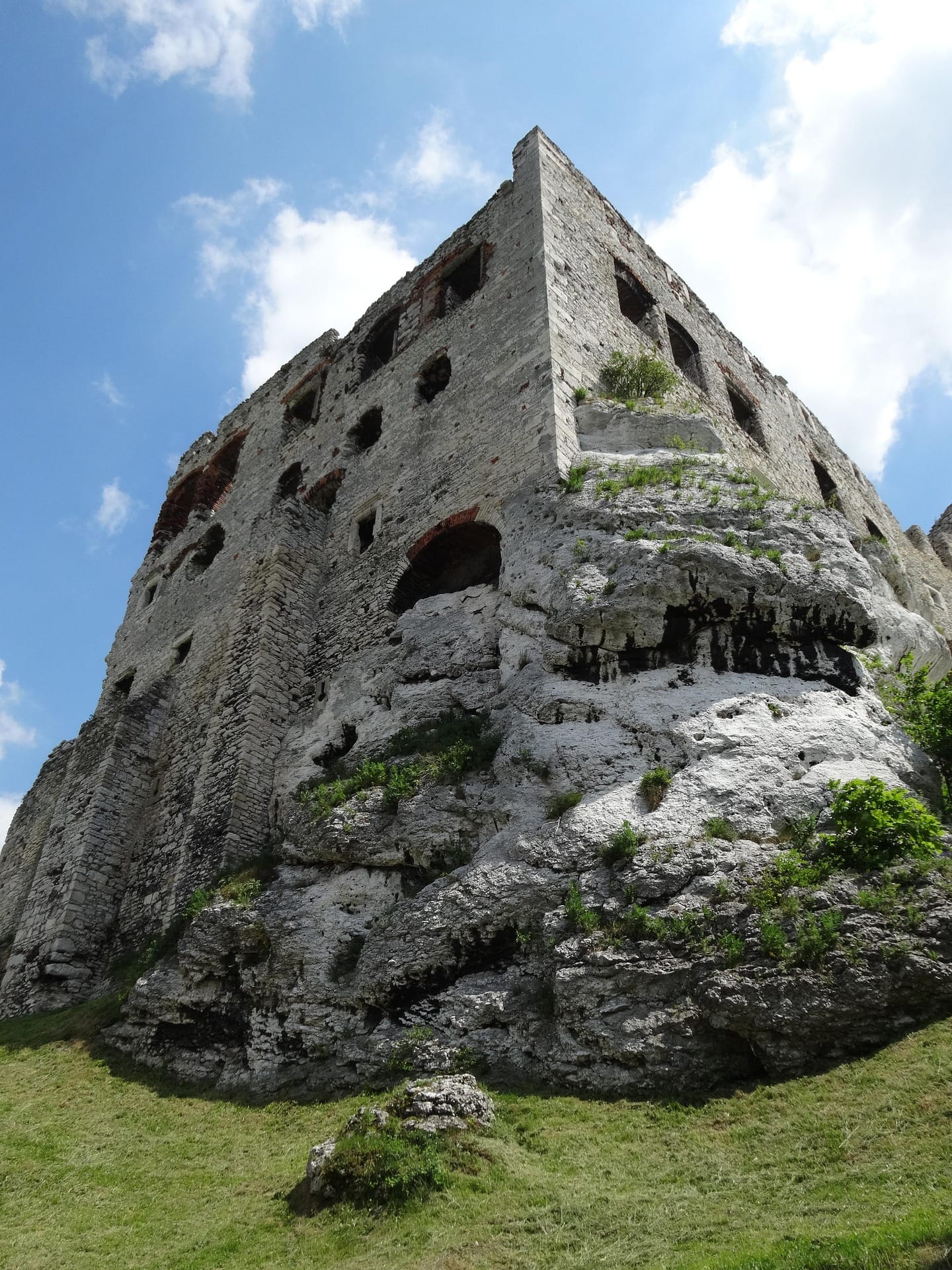 Ogrodzieniec Castle ruins — dramatic limestone rock formations, Wolf's Jaw