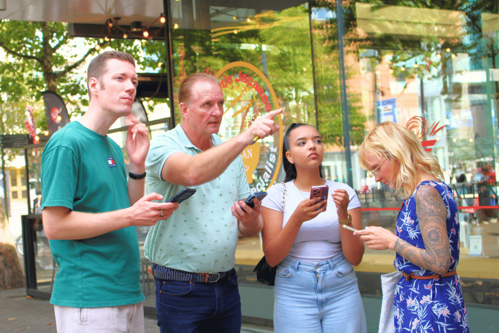 Players solving puzzles during the outdoor detective tour in Zwolle at Sassenpoort.