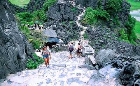 Ninh Binh 2-Day Tour from Hanoi: Hoa Lu, Tam Coc, Mua Cave