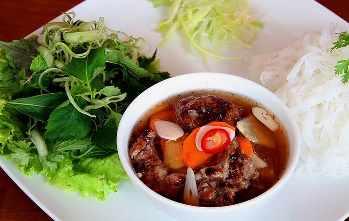 Tasting 8 Different Hanoi Street Foods at Night Time