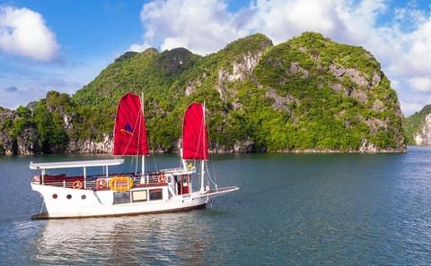 Unique Halong Private Day Cruise with Kayak and Fishing Village