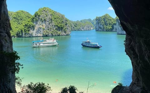 Halong Bay – Lan Ha Bay from Cat Ba Island: Cruise and Kayak Tour
