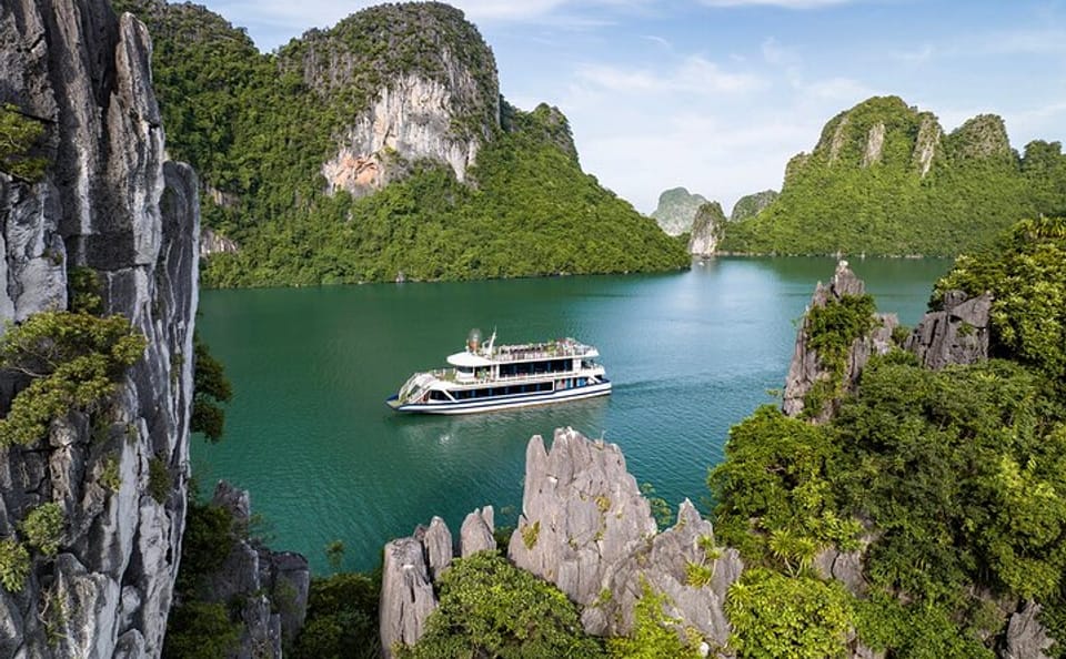 Halong Bay 5-Star Cruise Day Trip with Buffet Lunch from Hanoi