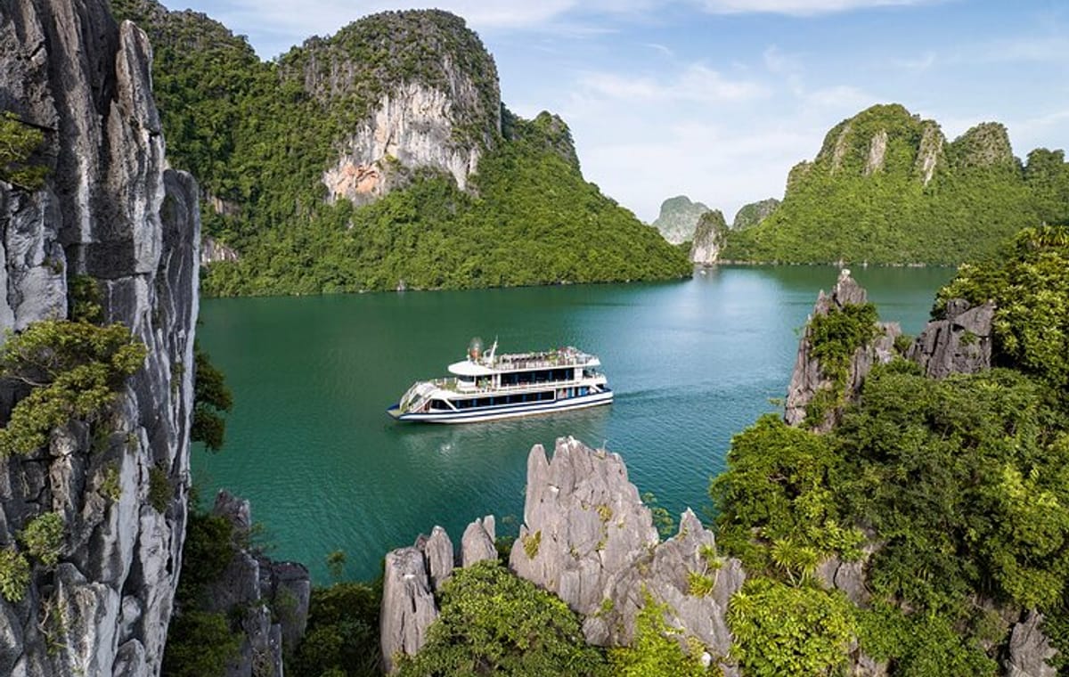 Halong bay 5star Cruise Day Trip: Buffet lunch & Limousine bus