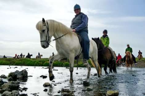 Follow the rivers and valleys on horseback on the elfin tour
